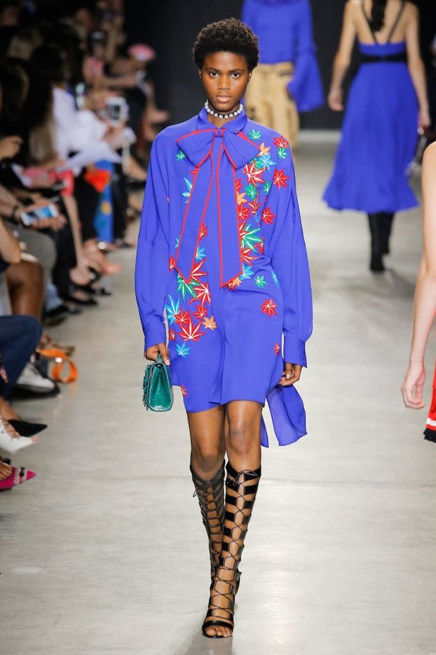 تصاميم وفساتين من عرض أندرو جي أن في اسبوع الموضة في باريس