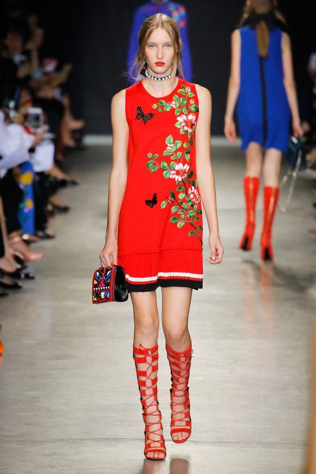 تصاميم وفساتين من عرض أندرو جي أن في اسبوع الموضة في باريس