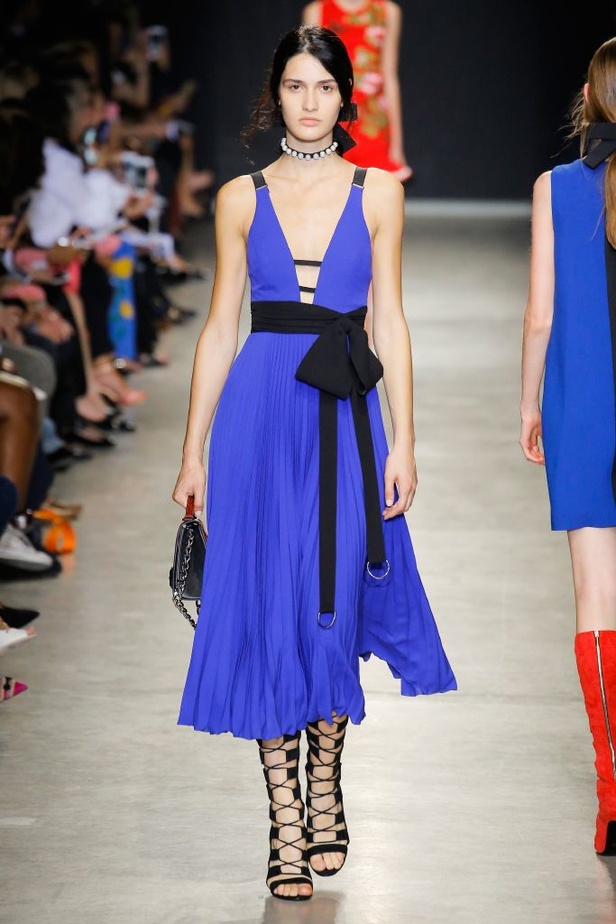 تصاميم وفساتين من عرض أندرو جي أن في اسبوع الموضة في باريس