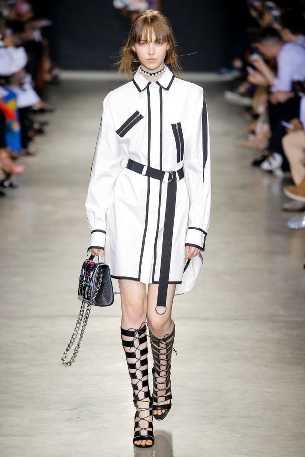 تصاميم وفساتين من عرض أندرو جي أن في اسبوع الموضة في باريس