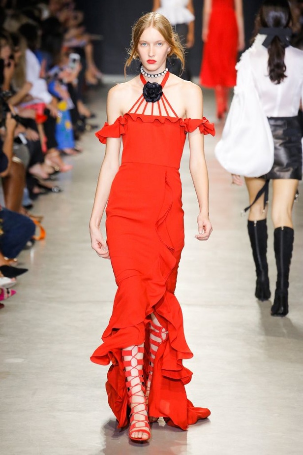 تصاميم وفساتين من عرض أندرو جي أن في اسبوع الموضة في باريس