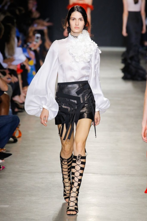 تصاميم وفساتين من عرض أندرو جي أن في اسبوع الموضة في باريس