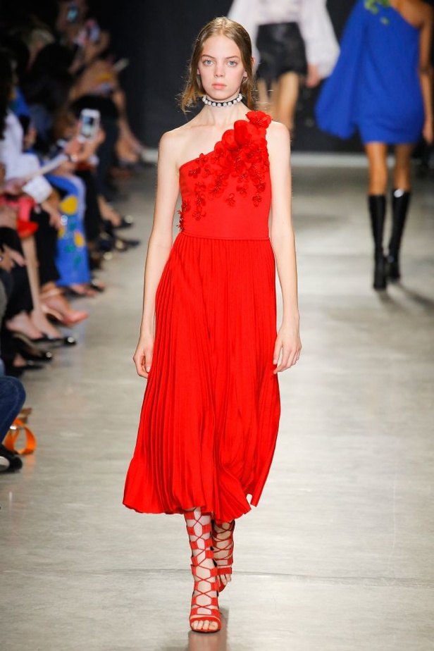 تصاميم وفساتين من عرض أندرو جي أن في اسبوع الموضة في باريس