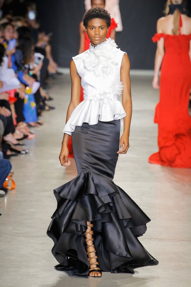 تصاميم وفساتين من عرض أندرو جي أن في اسبوع الموضة في باريس