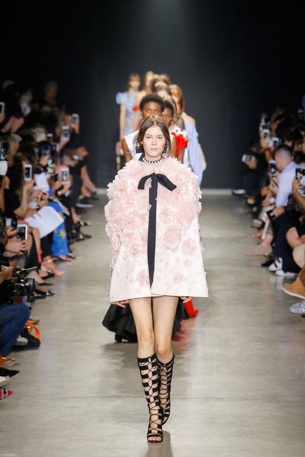تصاميم وفساتين من عرض أندرو جي أن في اسبوع الموضة في باريس
