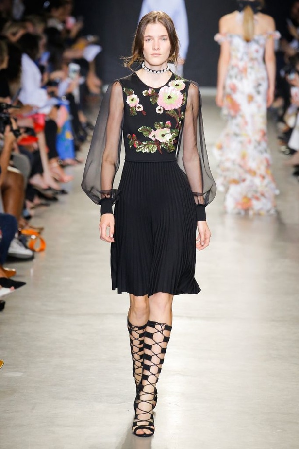 تصاميم وفساتين من عرض أندرو جي أن في اسبوع الموضة في باريس