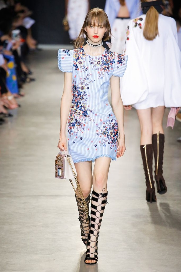 تصاميم وفساتين من عرض أندرو جي أن في اسبوع الموضة في باريس