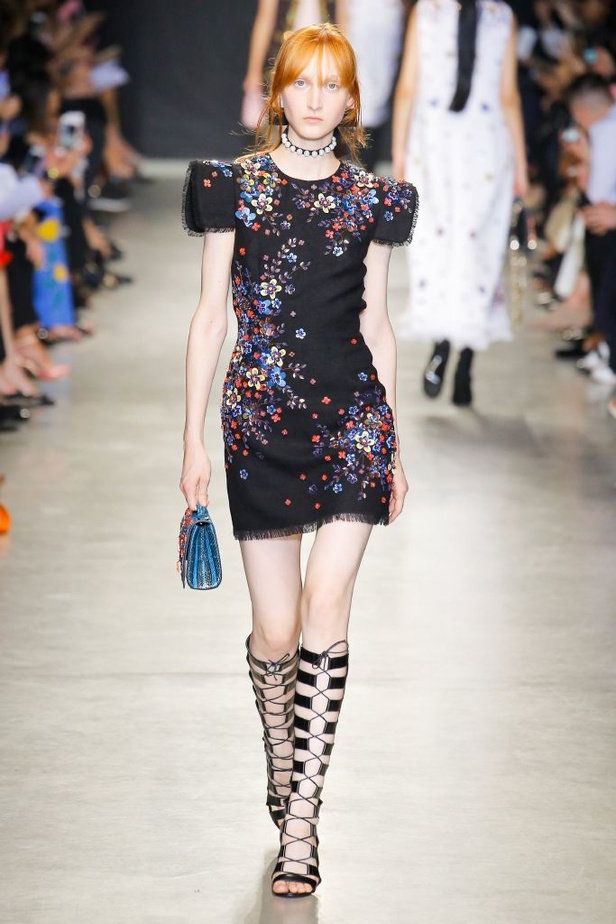 تصاميم وفساتين من عرض أندرو جي أن في اسبوع الموضة في باريس