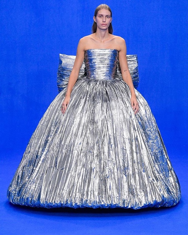 اسبوع الموضة في باريس 2019 مجموعة BALENCIAGA للألبسة الجاهزة لربيع وصيف 2020 