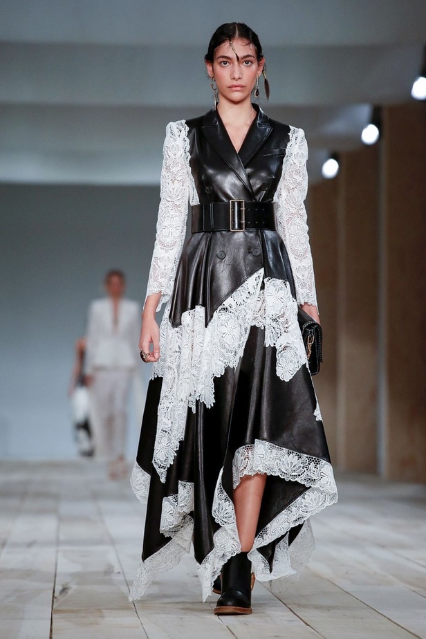 اسبوع الموضة في باريس 2019 مجموعة الملابس الجاهزة من ألكسندر ماكوين لربيع وصيف 2020