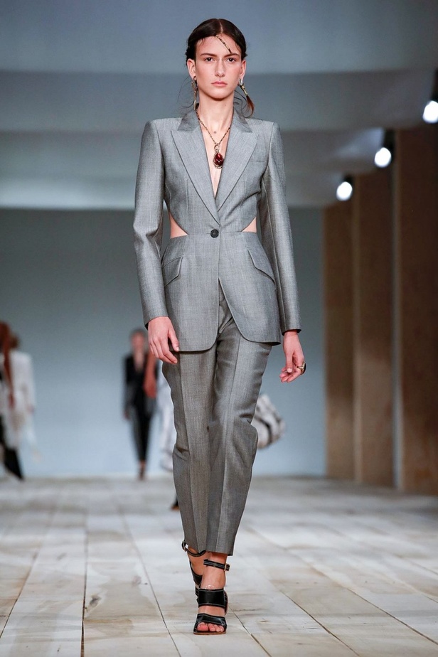 اسبوع الموضة في باريس 2019 مجموعة الملابس الجاهزة من ألكسندر ماكوين لربيع وصيف 2020