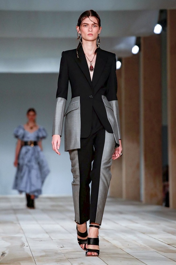 اسبوع الموضة في باريس 2019 مجموعة الملابس الجاهزة من ألكسندر ماكوين لربيع وصيف 2020