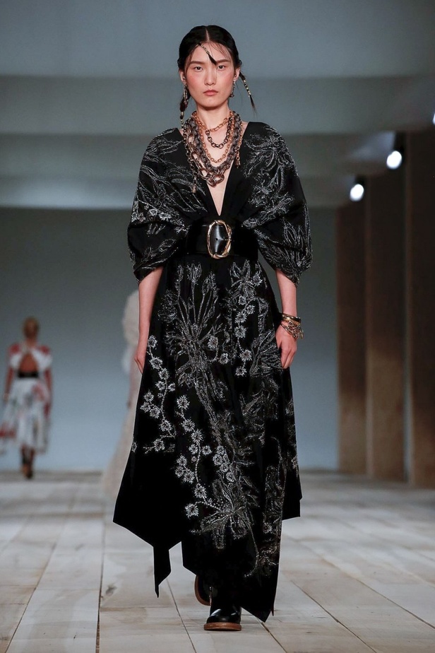 اسبوع الموضة في باريس 2019 مجموعة الملابس الجاهزة من ألكسندر ماكوين لربيع وصيف 2020