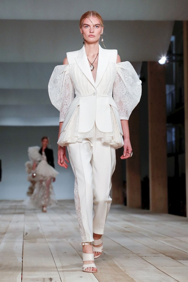 اسبوع الموضة في باريس 2019 مجموعة الملابس الجاهزة من ألكسندر ماكوين لربيع وصيف 2020