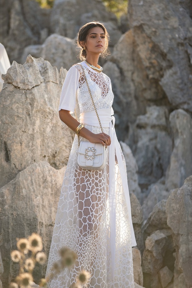 مجموعة ايلي صعب لربيع وصيف 2021 بعنوان أنشودة الحياة