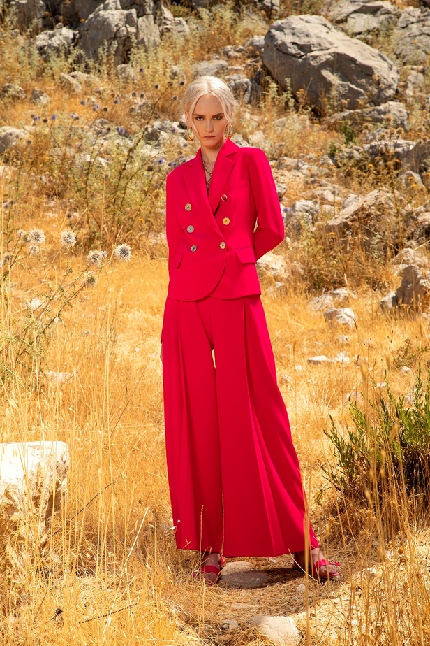 مجموعة ايلي صعب لربيع وصيف 2021 بعنوان أنشودة الحياة