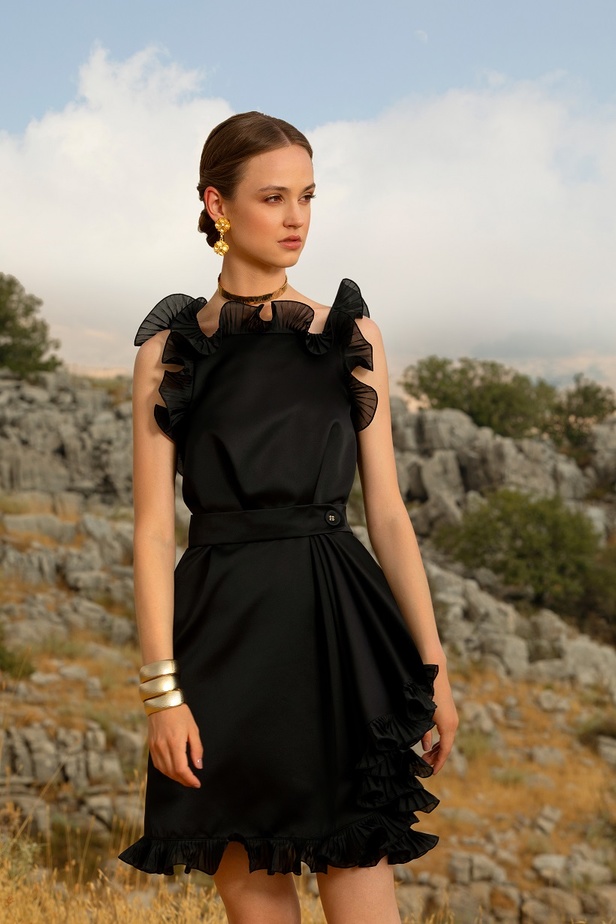 مجموعة ايلي صعب لربيع وصيف 2021 بعنوان أنشودة الحياة