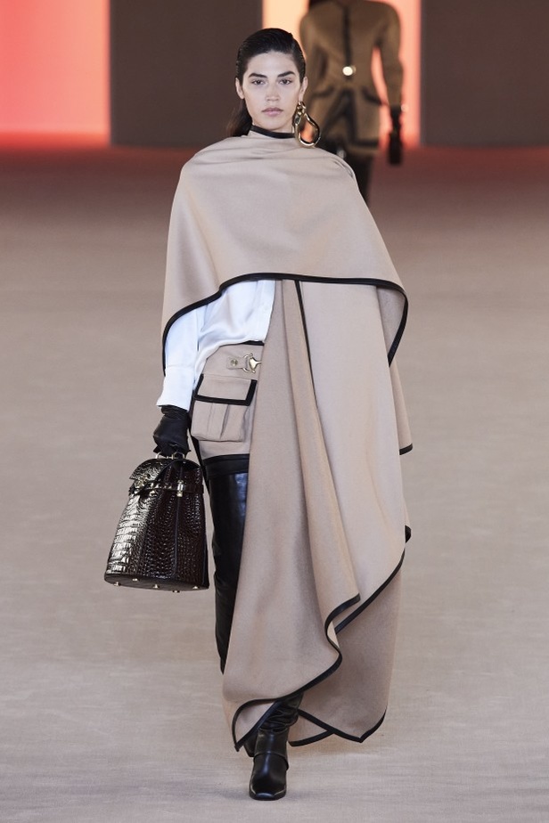 عرض ازياء balmain لخريف وشتاء 2020-2021 مباشرة من باريس