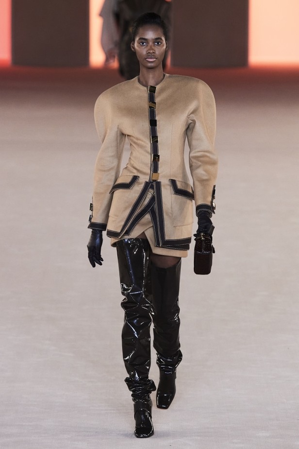 عرض ازياء balmain لخريف وشتاء 2020-2021 مباشرة من باريس