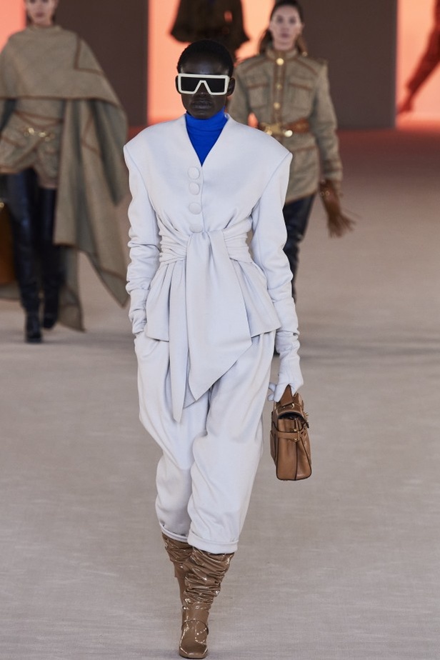 عرض ازياء balmain لخريف وشتاء 2020-2021 مباشرة من باريس