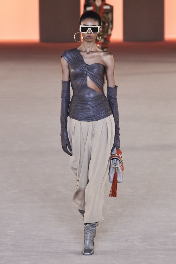 عرض ازياء balmain لخريف وشتاء 2020-2021 مباشرة من باريس