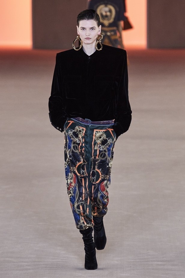 عرض ازياء balmain لخريف وشتاء 2020-2021 مباشرة من باريس