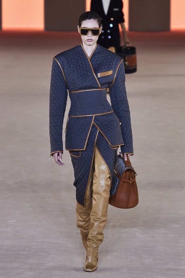 عرض ازياء balmain لخريف وشتاء 2020-2021 مباشرة من باريس