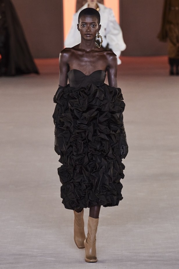 عرض ازياء balmain لخريف وشتاء 2020-2021 مباشرة من باريس