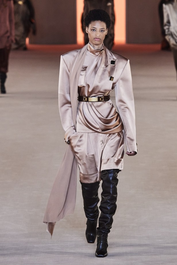 عرض ازياء balmain لخريف وشتاء 2020-2021 مباشرة من باريس