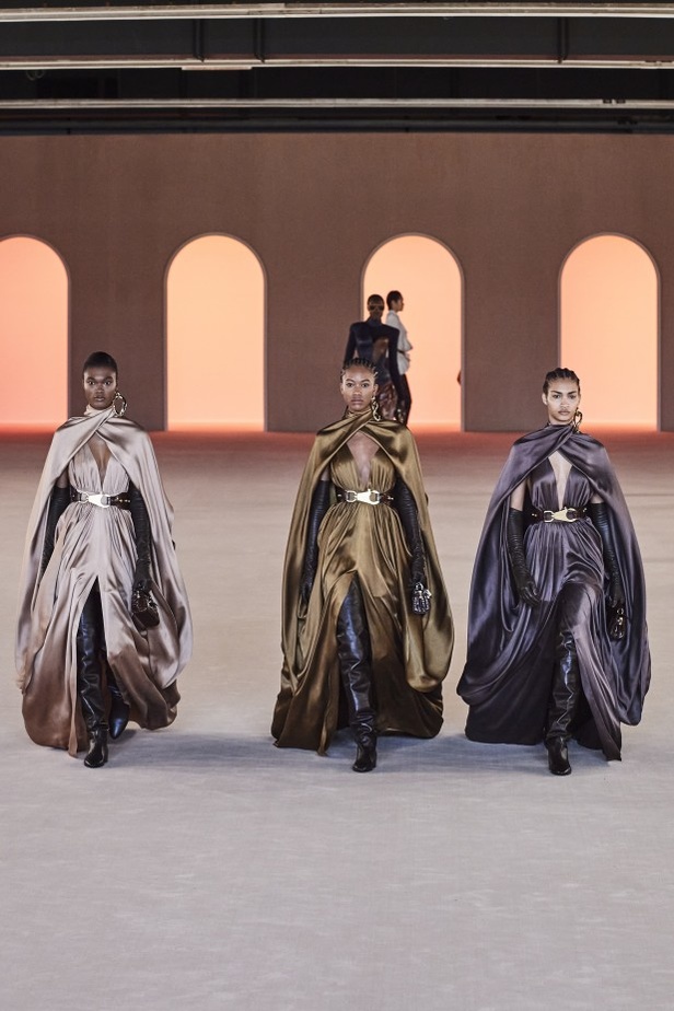 عرض ازياء balmain لخريف وشتاء 2020-2021 مباشرة من باريس