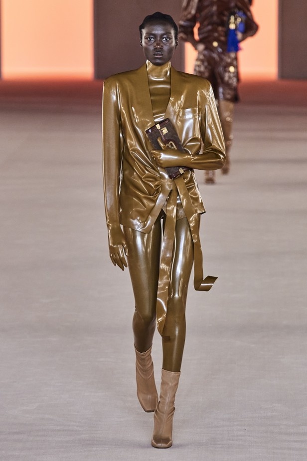 عرض ازياء balmain لخريف وشتاء 2020-2021 مباشرة من باريس