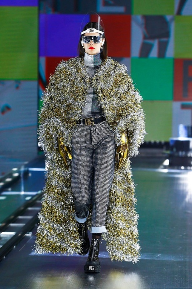 عرض أزياء Dolce & Gabbana لخريف 2021 بين نوستالجيا التسعينيات وتطوّر الحاضر
