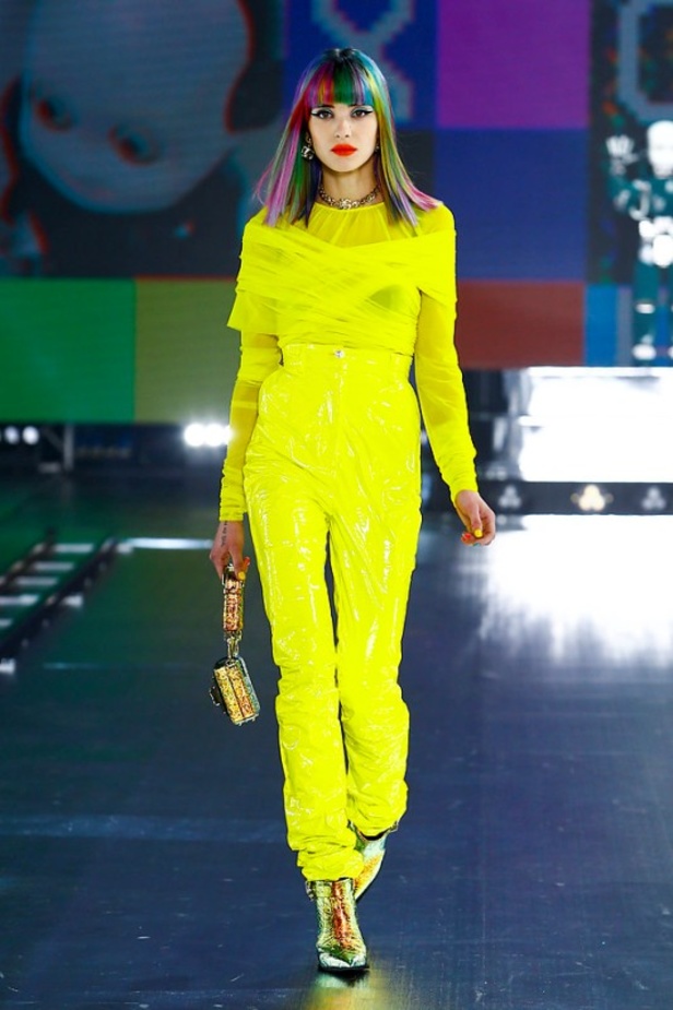 عرض أزياء Dolce & Gabbana لخريف 2021 بين نوستالجيا التسعينيات وتطوّر الحاضر