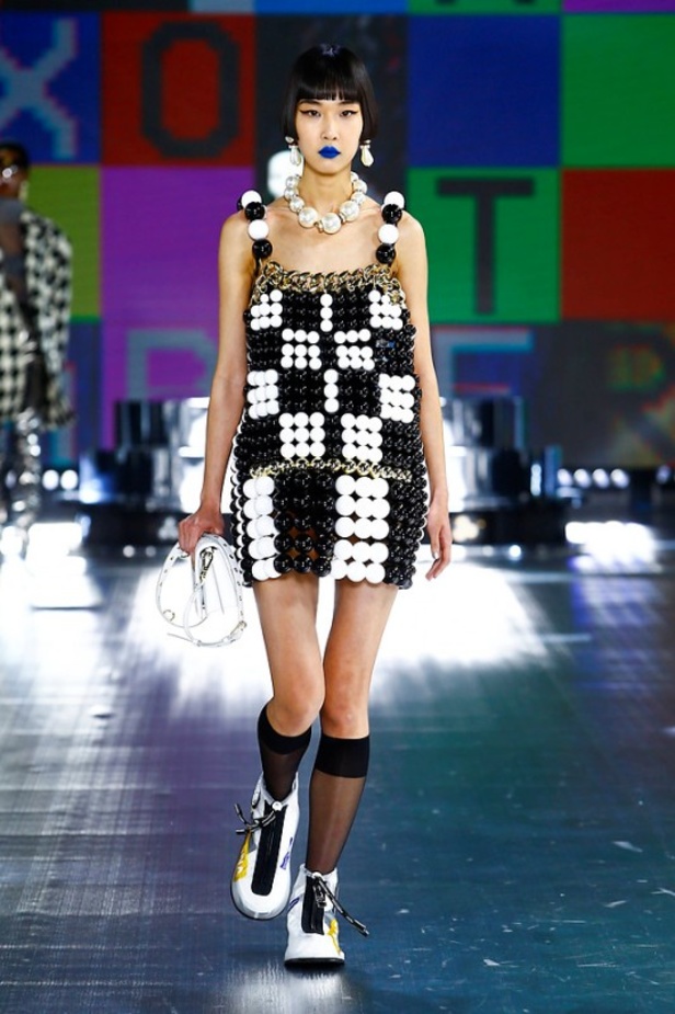 عرض أزياء Dolce & Gabbana لخريف 2021 بين نوستالجيا التسعينيات وتطوّر الحاضر