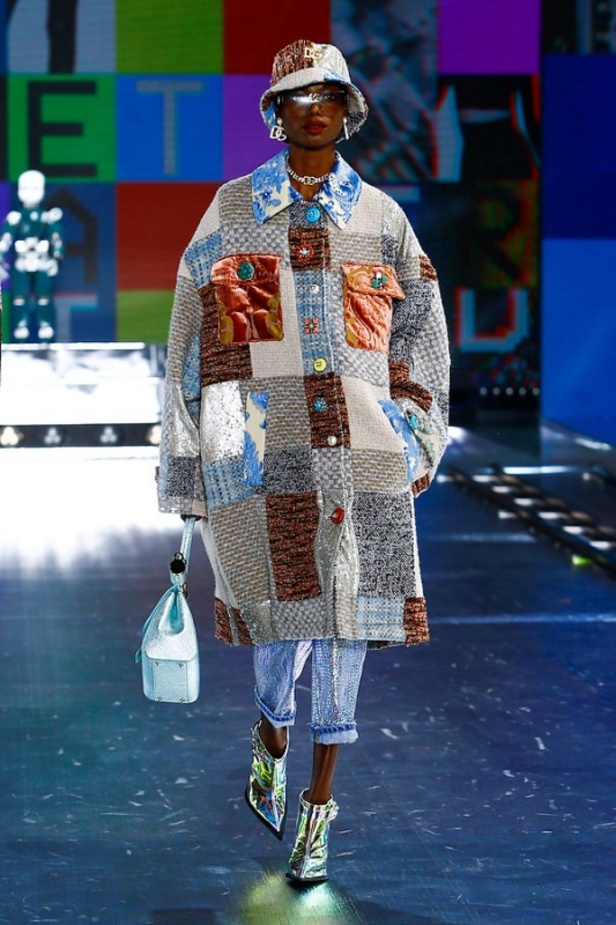 عرض أزياء Dolce & Gabbana لخريف 2021 بين نوستالجيا التسعينيات وتطوّر الحاضر