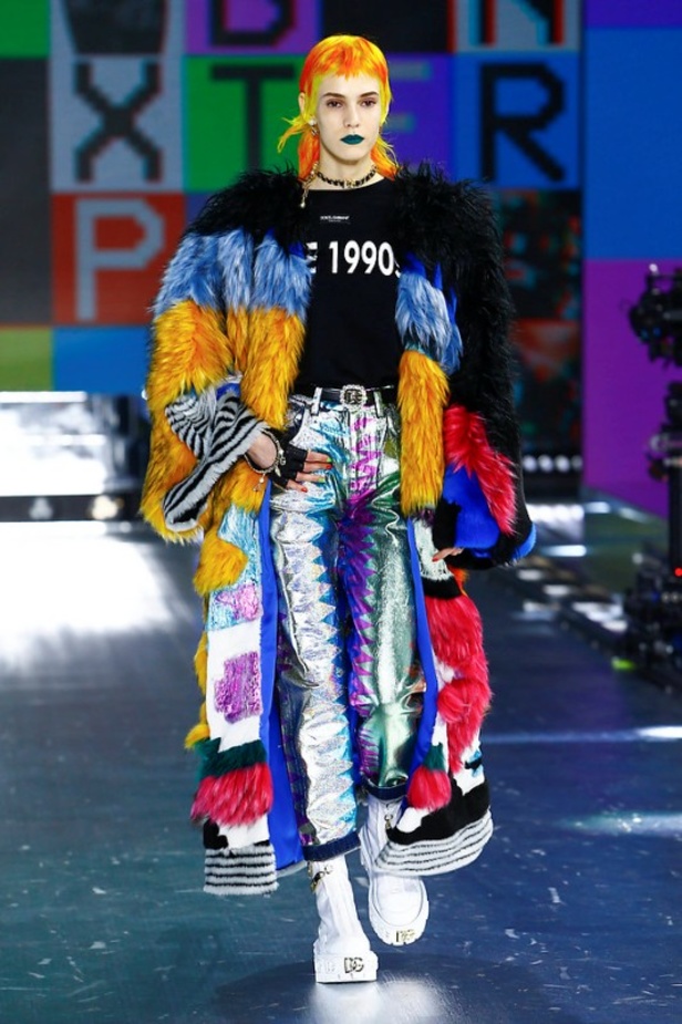 عرض أزياء Dolce & Gabbana لخريف 2021 بين نوستالجيا التسعينيات وتطوّر الحاضر