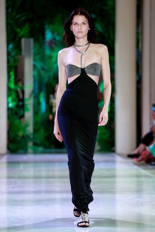 مجموعة الألبسة الراقية من أزارو لخريف 2018