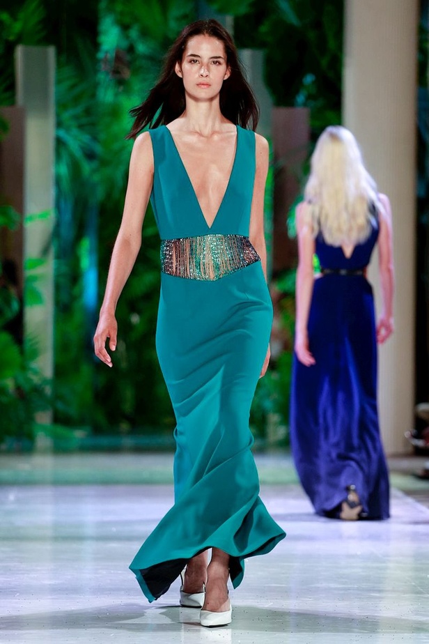 مجموعة الألبسة الراقية من أزارو لخريف 2018