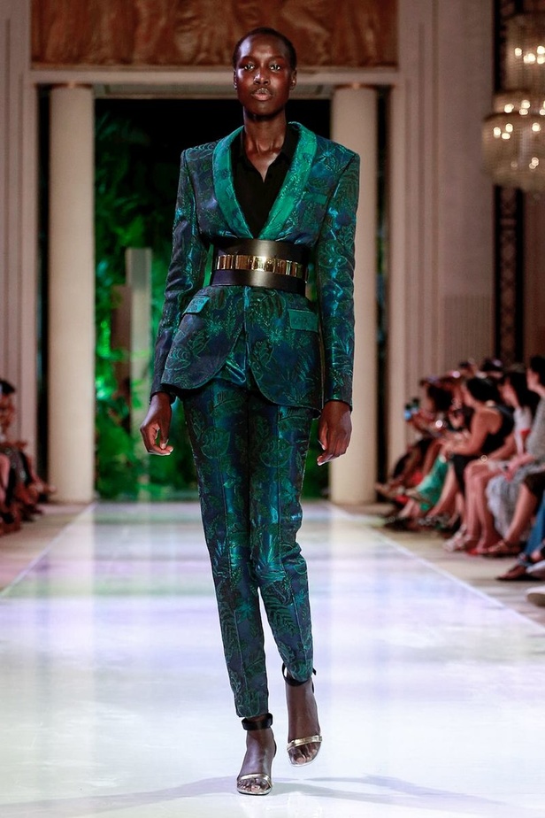 مجموعة الألبسة الراقية من أزارو لخريف 2018