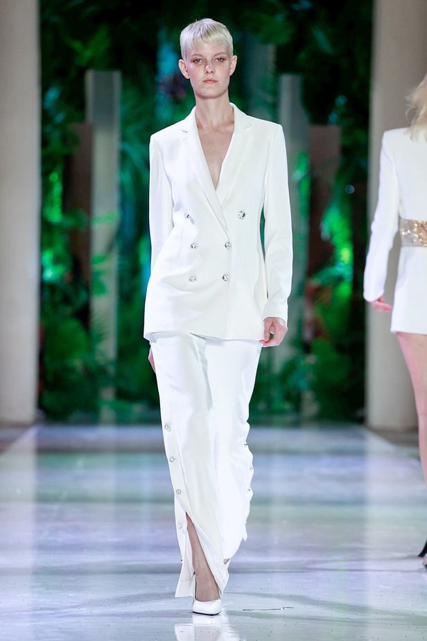 مجموعة الألبسة الراقية من أزارو لخريف 2018