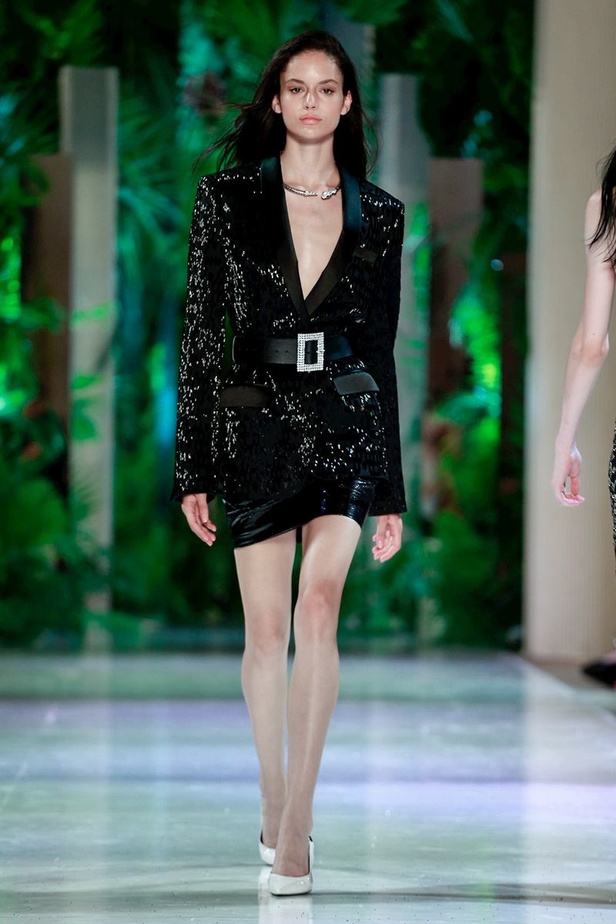 مجموعة الألبسة الراقية من أزارو لخريف 2018