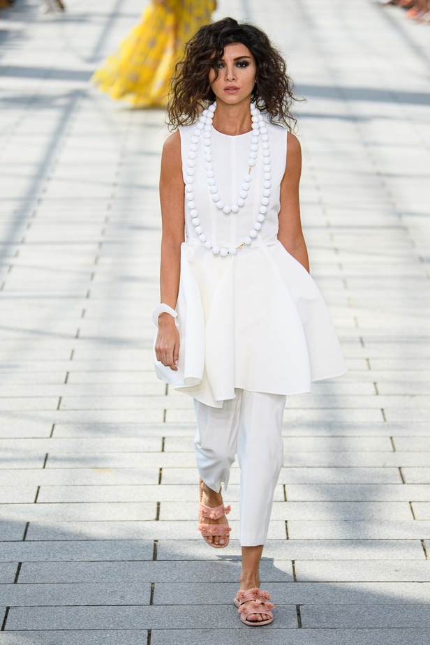 المصمم ربيع كيروز يحتفل بمرور ٢٠  عاما على دخوله عالم الأزياء  