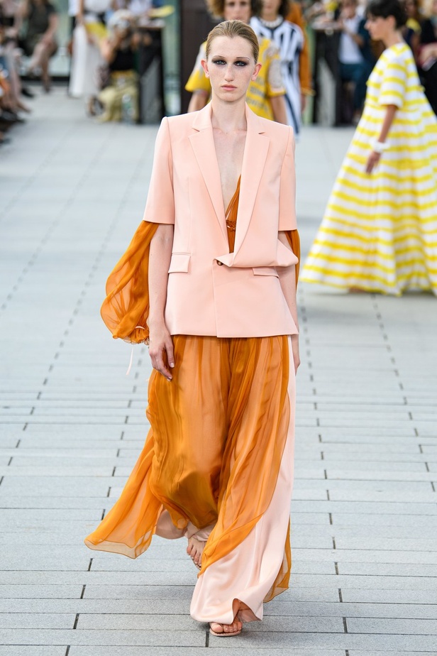 المصمم ربيع كيروز يحتفل بمرور ٢٠  عاما على دخوله عالم الأزياء  