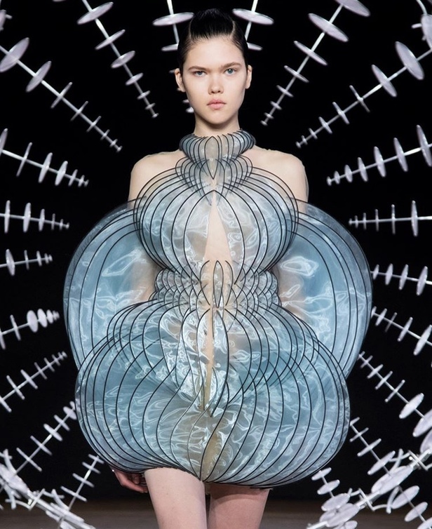 مجموعة Iris Van Herpen للأزياء الفاخرة لخريف وشتاء 2020