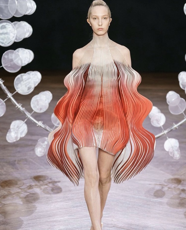 مجموعة Iris Van Herpen للأزياء الفاخرة لخريف وشتاء 2020