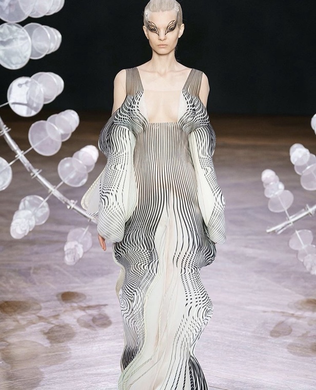 مجموعة Iris Van Herpen للأزياء الفاخرة لخريف وشتاء 2020