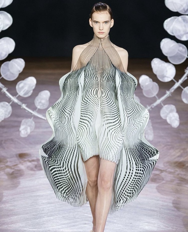 مجموعة Iris Van Herpen للأزياء الفاخرة لخريف وشتاء 2020