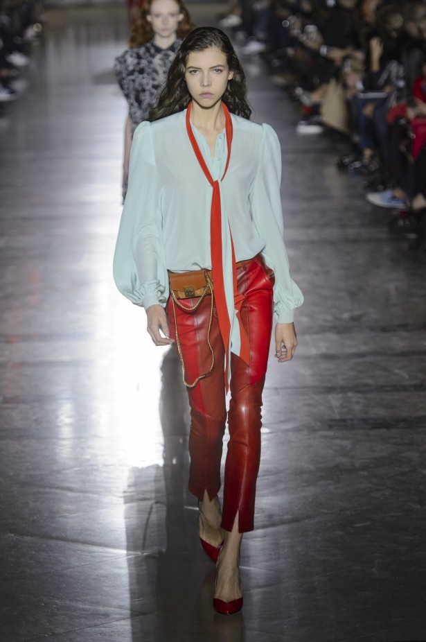 الكلاسيكية في مجموعة Givenchy لربيع وصيف 2018 في باريس