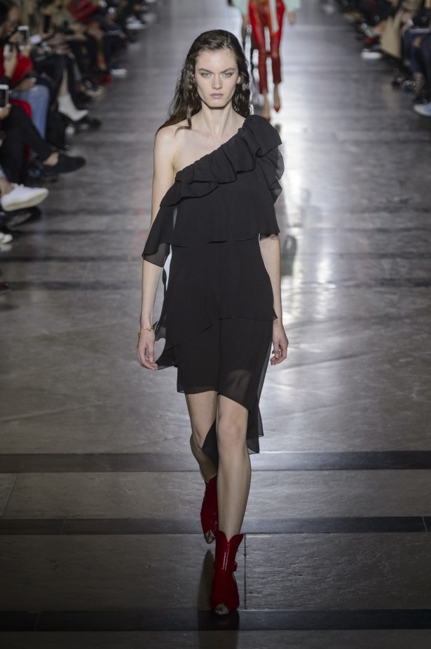 الكلاسيكية في مجموعة Givenchy لربيع وصيف 2018 في باريس