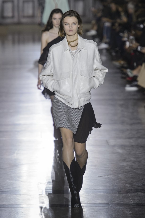 الكلاسيكية في مجموعة Givenchy لربيع وصيف 2018 في باريس